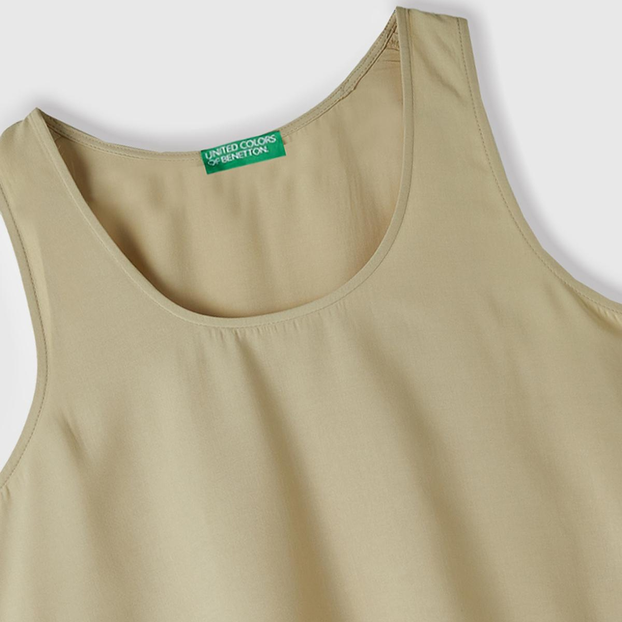 Kadın Bej %100 Viskoz Dekoratif Dikişli Geniş Bisiklet Yaka Kolsuz Bluz