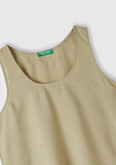  Kadın Bej %100 Viskoz Dekoratif Dikişli Geniş Bisiklet Yaka Kolsuz Bluz