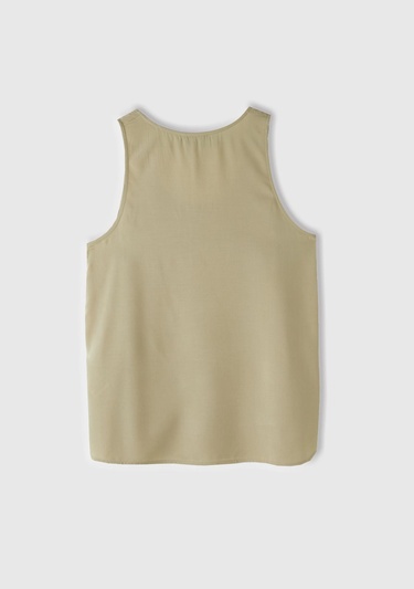  Kadın Bej %100 Viskoz Dekoratif Dikişli Geniş Bisiklet Yaka Kolsuz Bluz