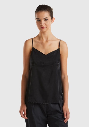  Kadın Siyah Viskon Karışımlı Göğsü ve Etek Ucu Fırfırlı İnce Askılı Bluz