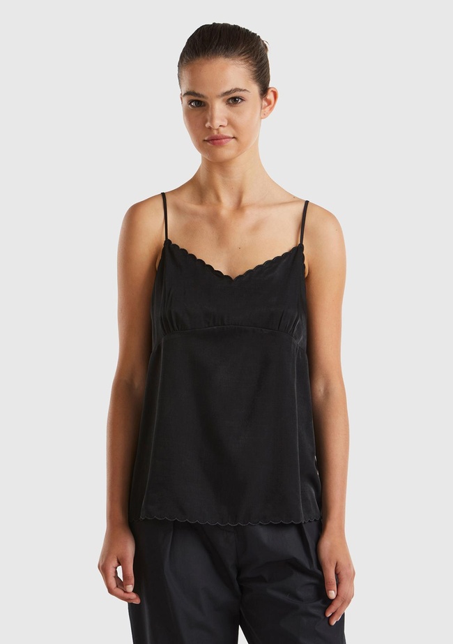  Kadın Siyah Viskon Karışımlı Göğsü ve Etek Ucu Fırfırlı İnce Askılı Bluz