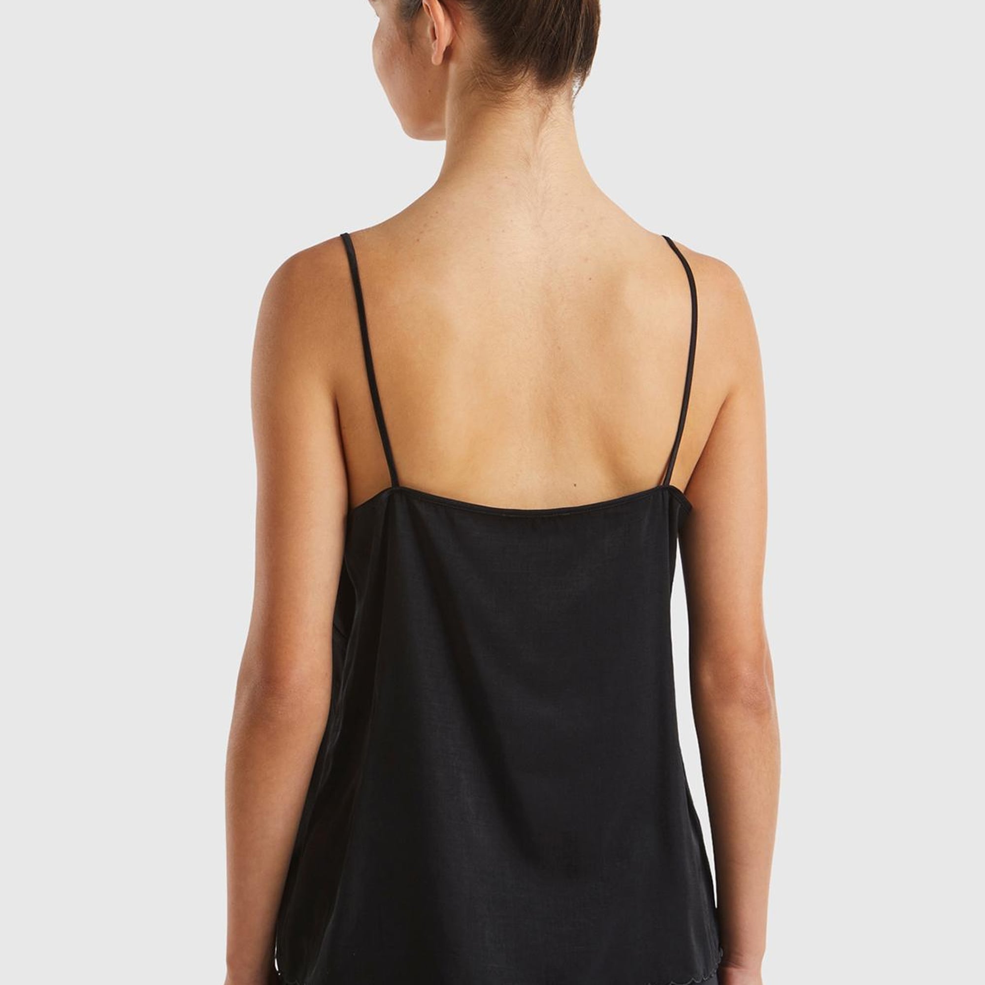 Kadın Siyah Viskon Karışımlı Göğsü ve Etek Ucu Fırfırlı İnce Askılı Bluz