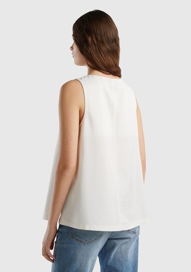  Kadın Krem Viskoz Karışımlı Saten Kolsuz Bluz