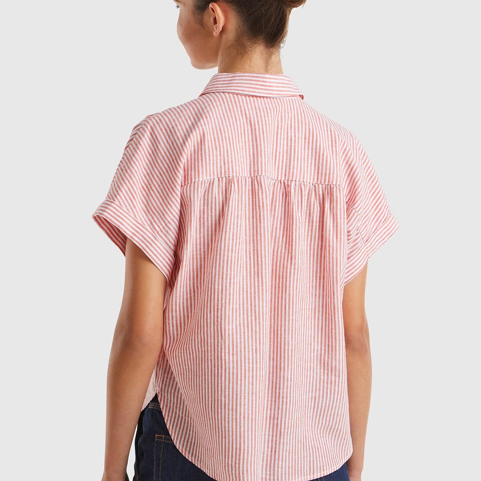 Kadın Kırmızı Pamuk Karışımlı Çizgili Arkası Uzun Kıvrık Kol Gömlek