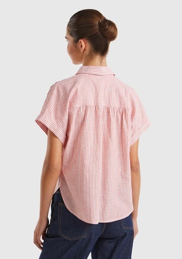  Kadın Kırmızı Pamuk Karışımlı Çizgili Arkası Uzun Kıvrık Kol Gömlek