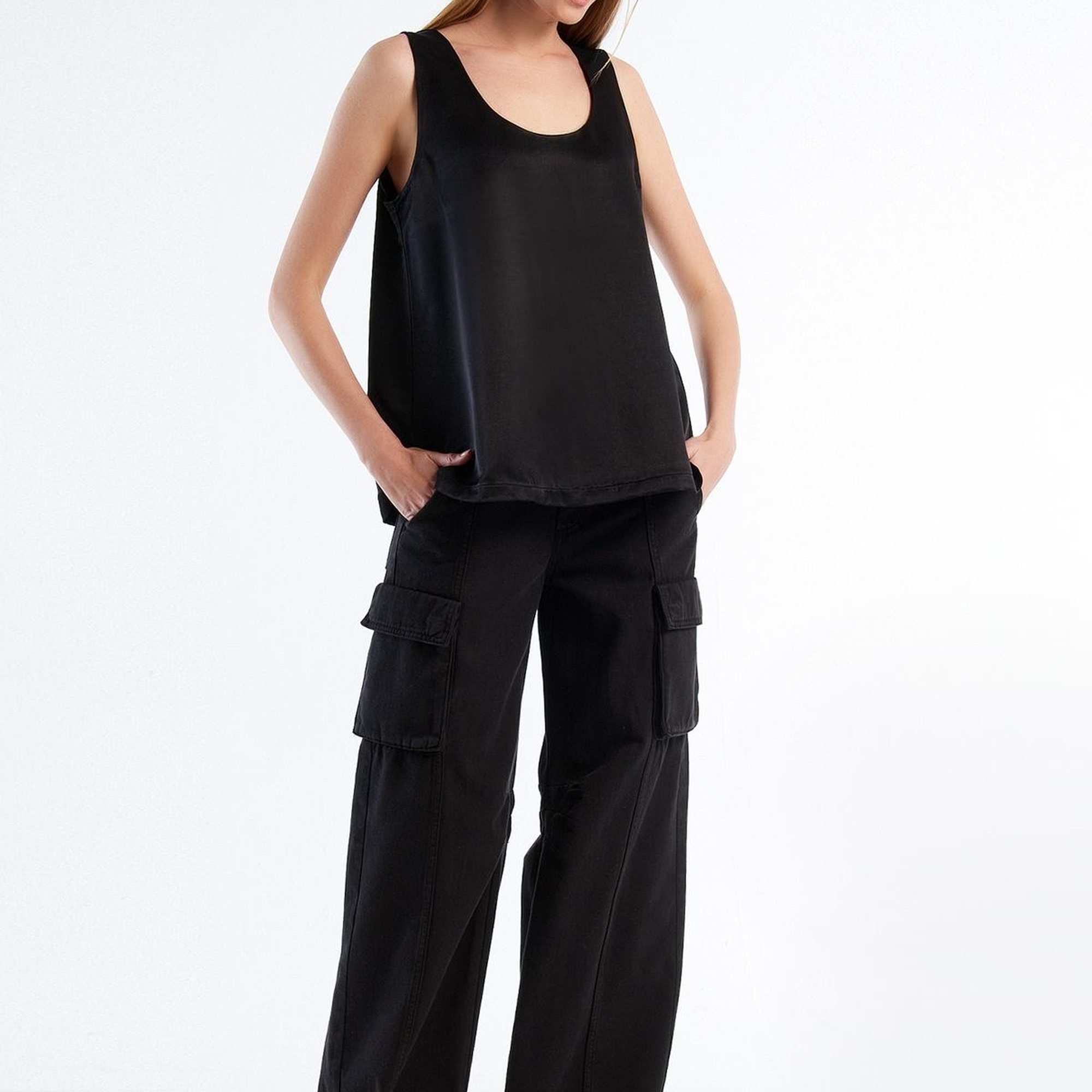 Kadın Siyah Viskoz Karışımlı Saten Kolsuz Bluz