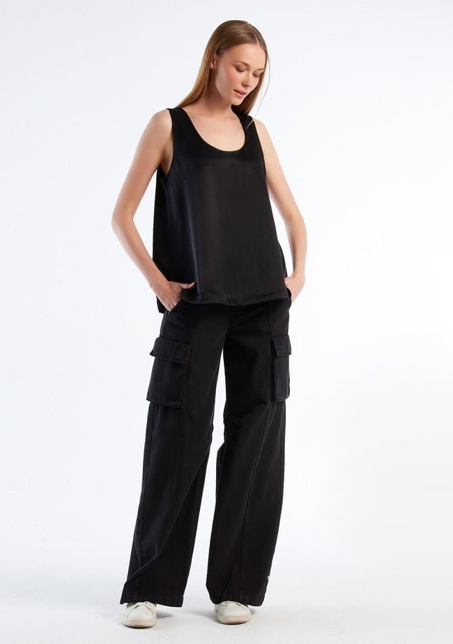  Kadın Siyah Viskoz Karışımlı Saten Kolsuz Bluz