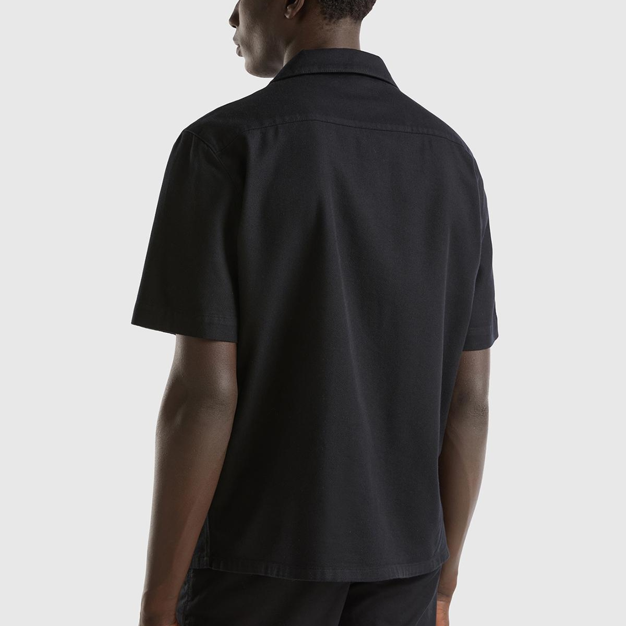 Erkek Siyah Pamuk Karışımlı Cep Detaylı Bowling Yaka Kısa Kollu Gömlek