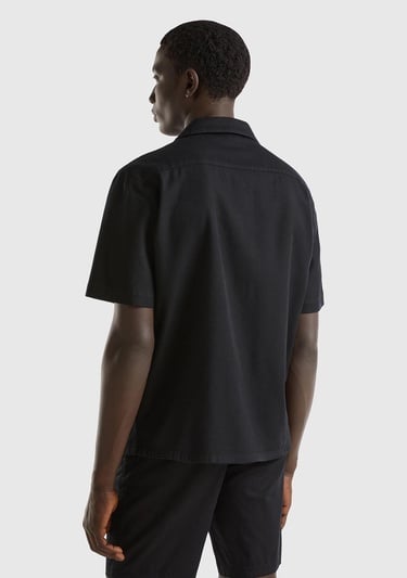  Erkek Siyah Pamuk Karışımlı Cep Detaylı Bowling Yaka Kısa Kollu Gömlek