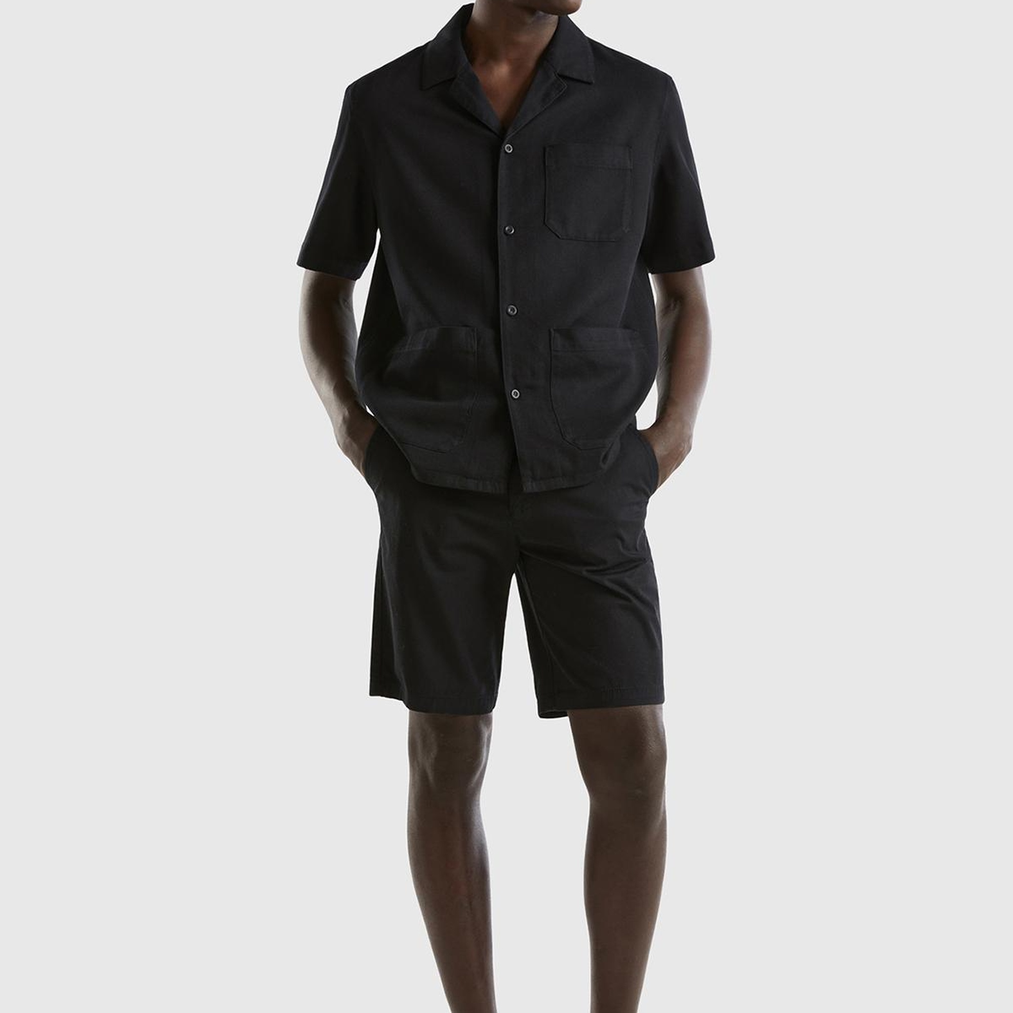 Erkek Siyah Pamuk Karışımlı Cep Detaylı Bowling Yaka Kısa Kollu Gömlek