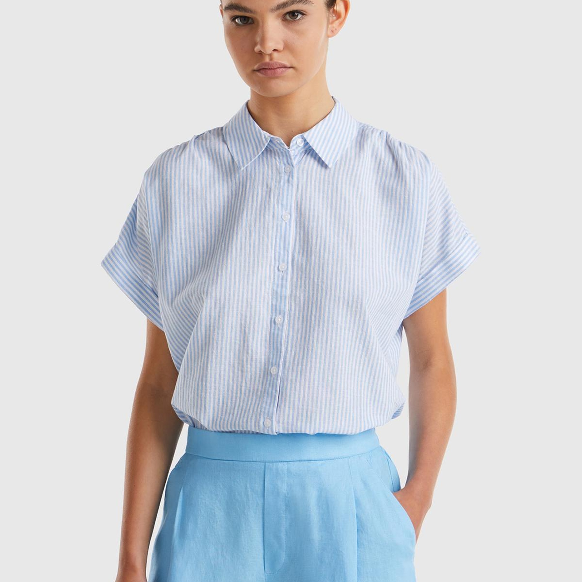 Kadın Mavi Pamuk Karışımlı Çizgili Arkası Uzun Kıvrık Kol Gömlek