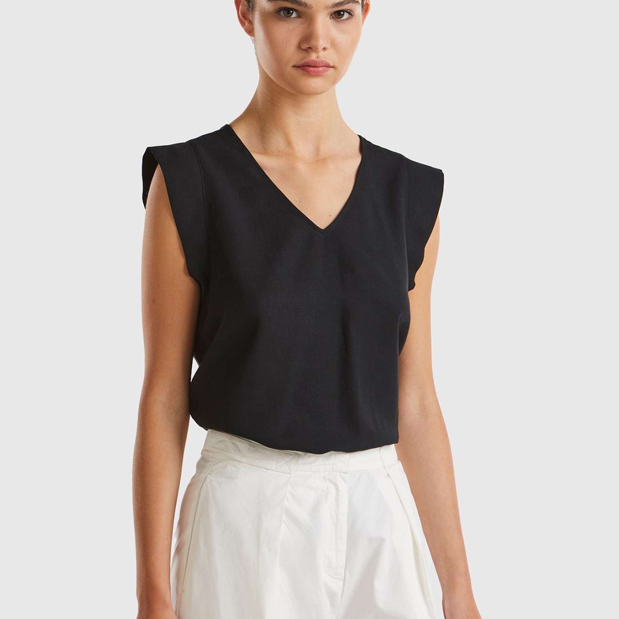 Kadın Siyah Liyosel ve Keten Karışımlı Geniş Kesim V Yaka Bluz