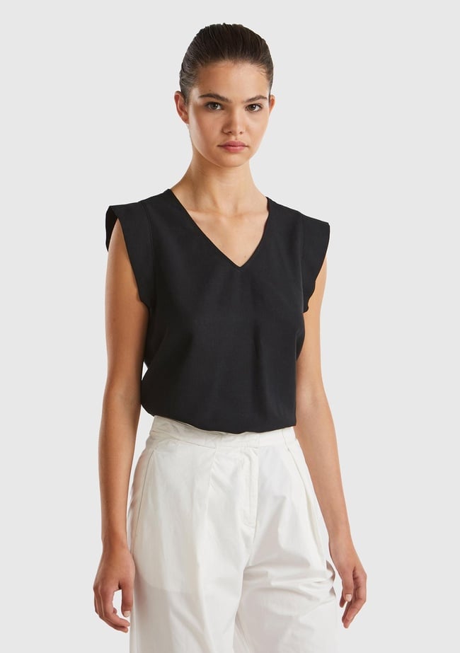  Kadın Siyah Liyosel ve Keten Karışımlı Geniş Kesim V Yaka Bluz