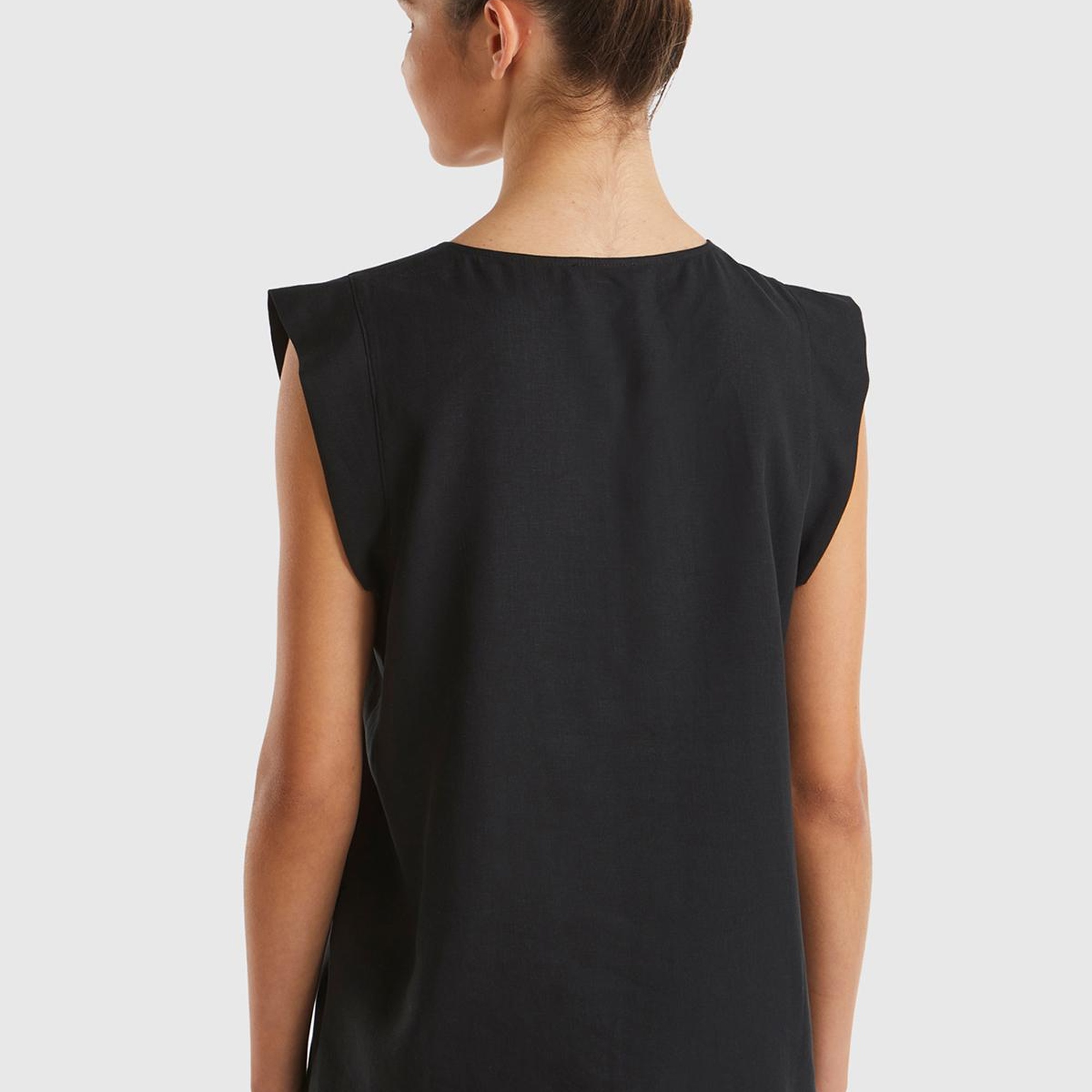 Kadın Siyah Liyosel ve Keten Karışımlı Geniş Kesim V Yaka Bluz