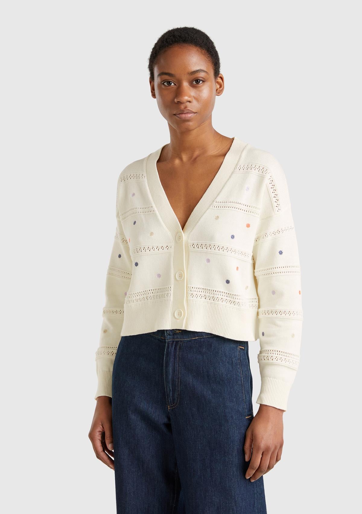  Kadın Krem %100 Pamuk Çiçek İşlemeli Nervür Detaylı Düşük Omuzlu Hırka