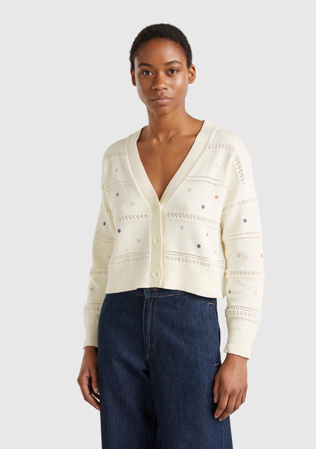  Kadın Krem %100 Pamuk Çiçek İşlemeli Nervür Detaylı Düşük Omuzlu Hırka