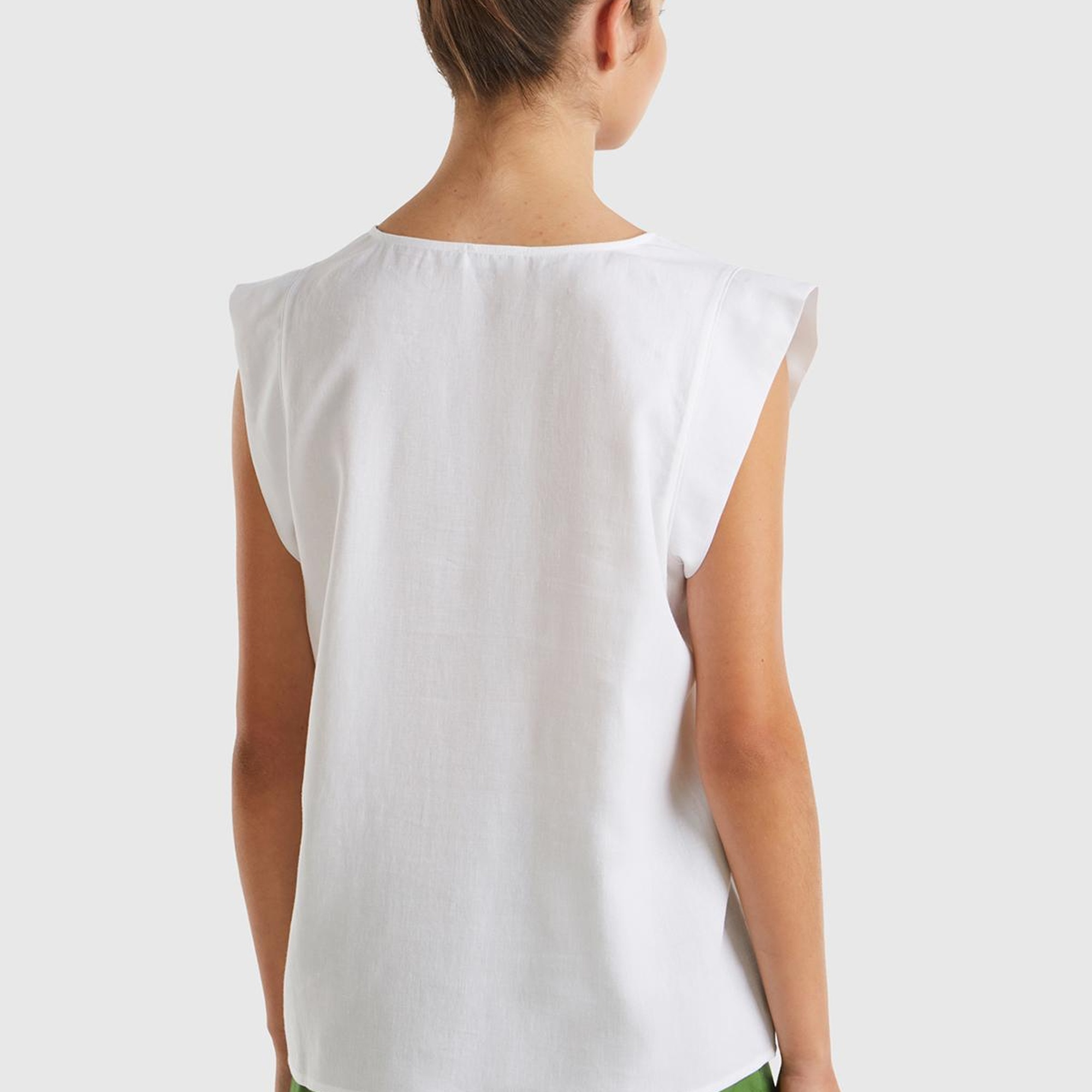 Kadın Beyaz Liyosel ve Keten Karışımlı Geniş Kesim V Yaka Bluz