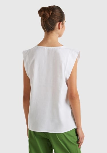  Kadın Beyaz Liyosel ve Keten Karışımlı Geniş Kesim V Yaka Bluz