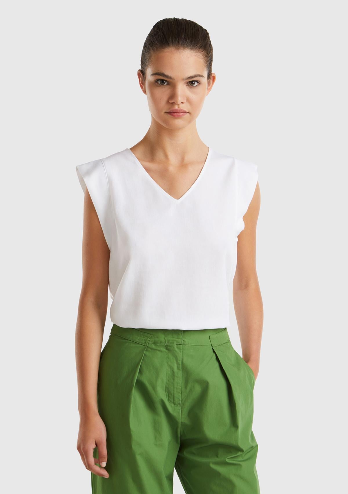  Kadın Beyaz Liyosel ve Keten Karışımlı Geniş Kesim V Yaka Bluz