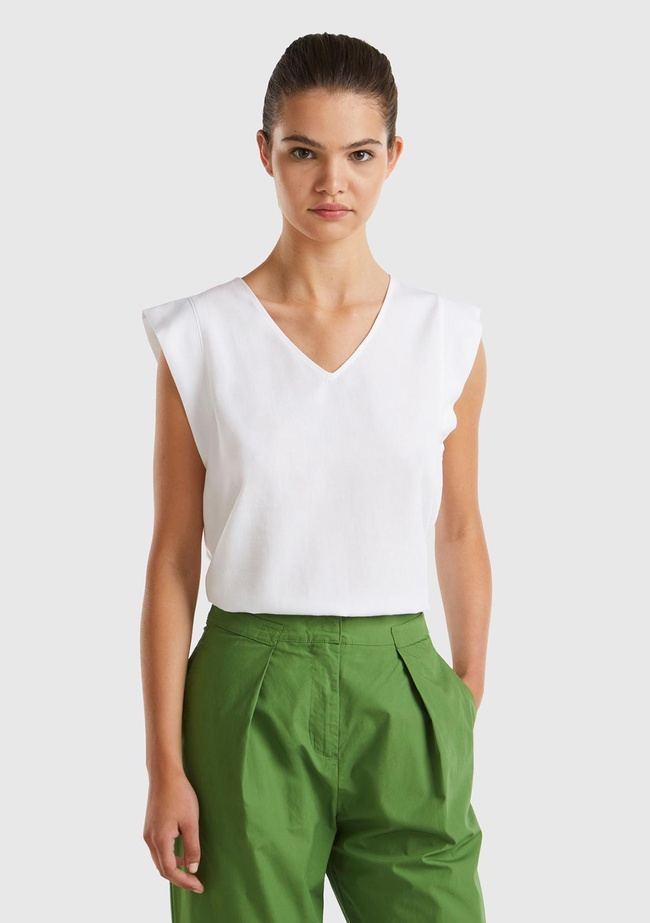  Kadın Beyaz Liyosel ve Keten Karışımlı Geniş Kesim V Yaka Bluz