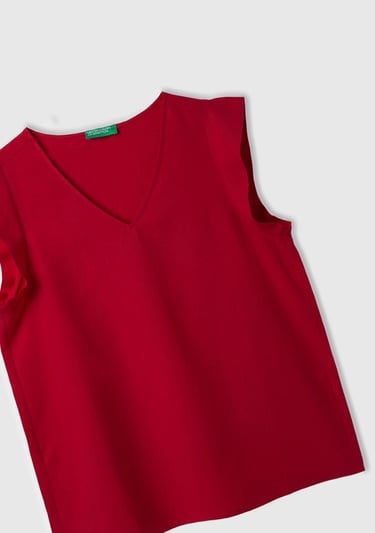  Kadın Vişne Liyosel ve Keten Karışımlı Geniş Kesim V Yaka Bluz