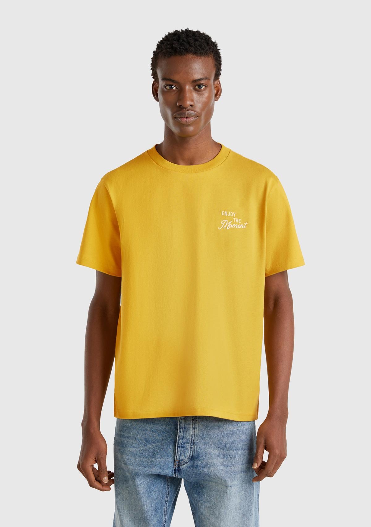  Erkek Sarı %100 Pamuk Sol Önü Baskılı Relax Fit Bisiklet Yaka T-Shirt