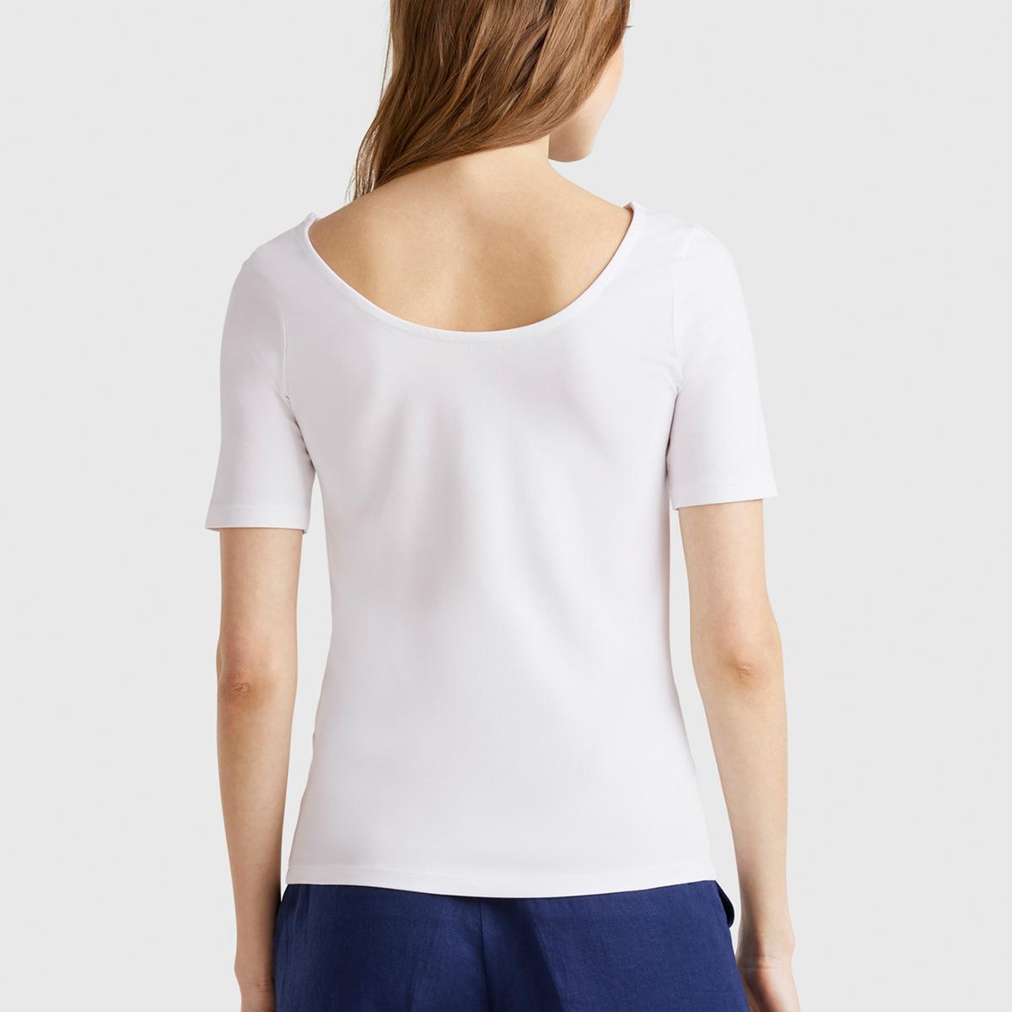 Kadın Beyaz Pamuk Karışımlı Örme Slim Fit Geniş Yaka T-Shirt