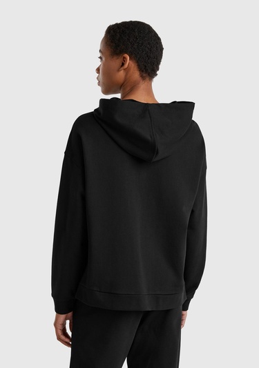 Kadın Siyah Logo Baskı Detaylı Kapüşonlu Relax Fit Sweatshirt