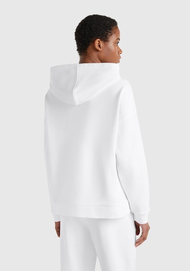  Kadın Beyaz Logo Baskı Detaylı Kapüşonlu Relax Fit Sweatshirt