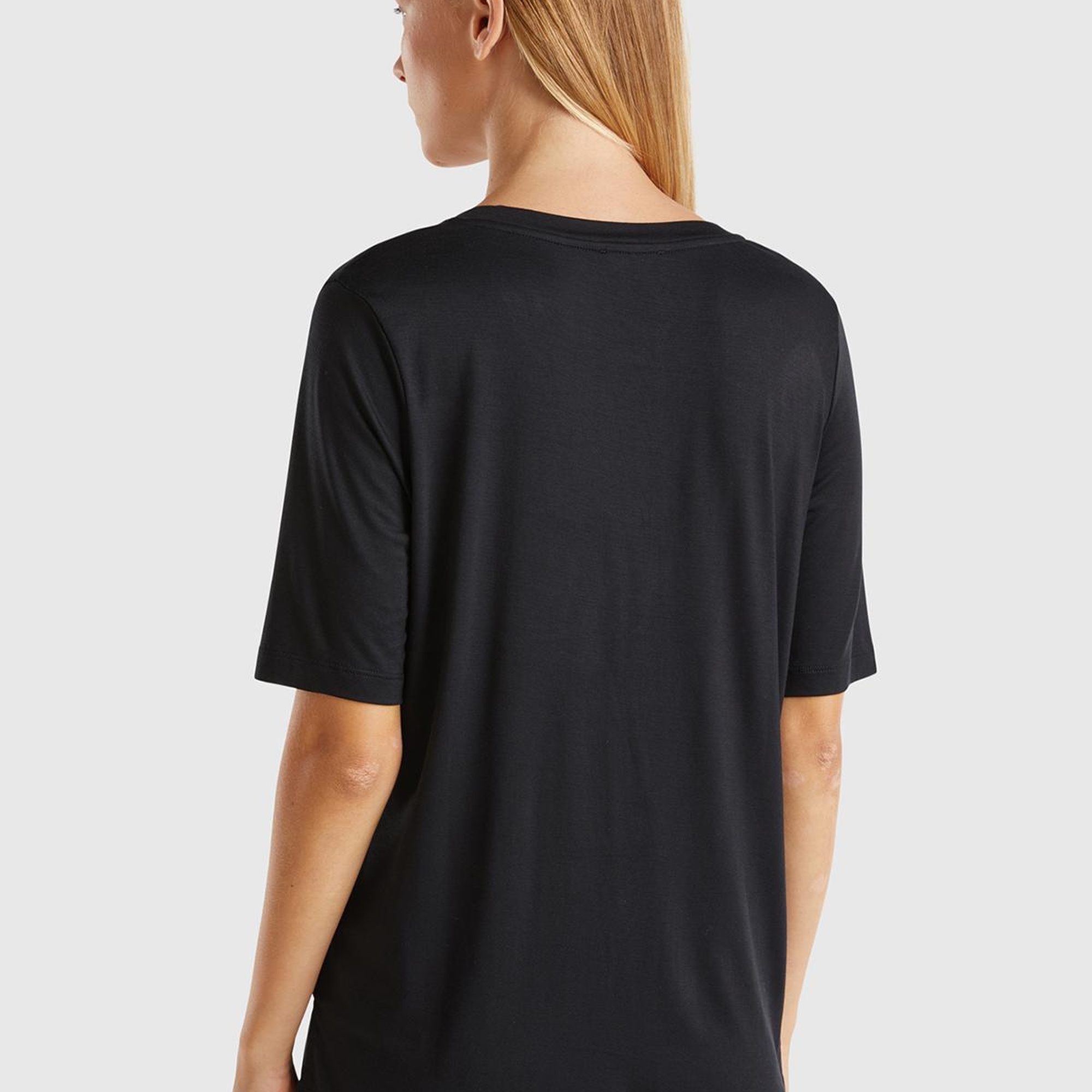 Kadın Siyah Eko-Viskoz Regular Fit V Yaka T-Shirt