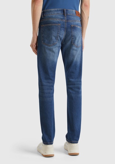  Erkek Koyu Mavi Pamuk Karışımlı Arkası Logo Etiketli Cepli Slim Fit Denim Pantolon