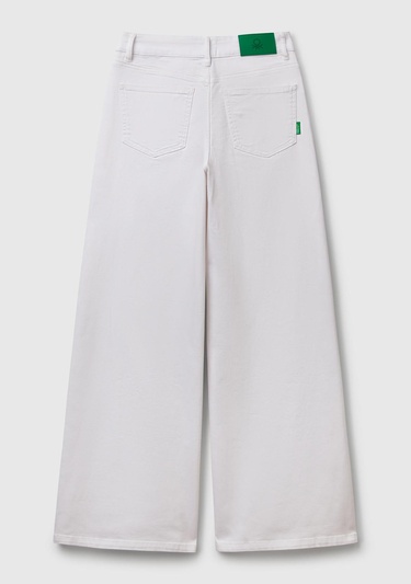  Kadın Beyaz Streç Pamuklu Arkası Logo Etiketli Bol Kesim Pantolon