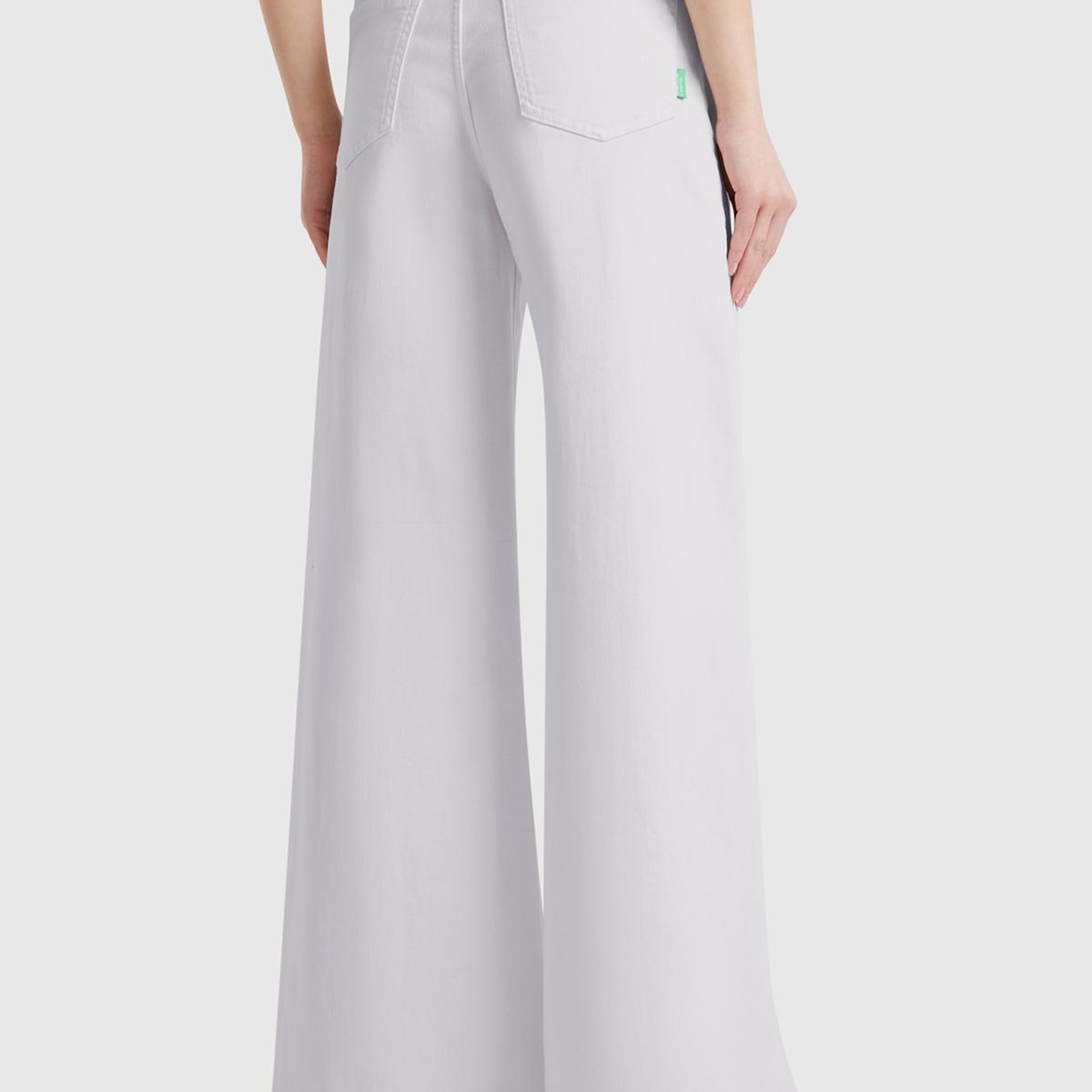 Kadın Beyaz Streç Pamuklu Arkası Logo Etiketli Bol Kesim Pantolon