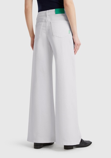  Kadın Beyaz Streç Pamuklu Arkası Logo Etiketli Bol Kesim Pantolon