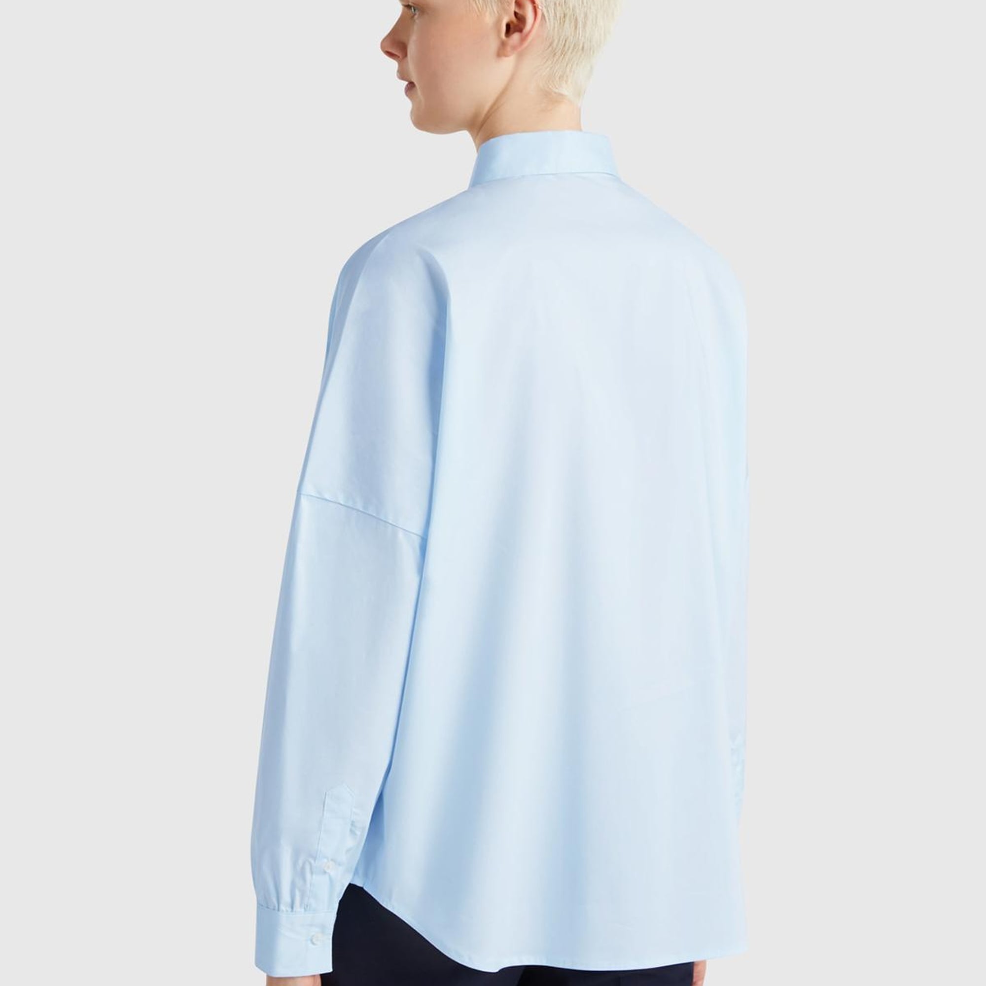 Kadın Açık Mavi Pamuk Karışımlı Kolu Büzgülü Düşük Omuzlu Oversize Gömlek