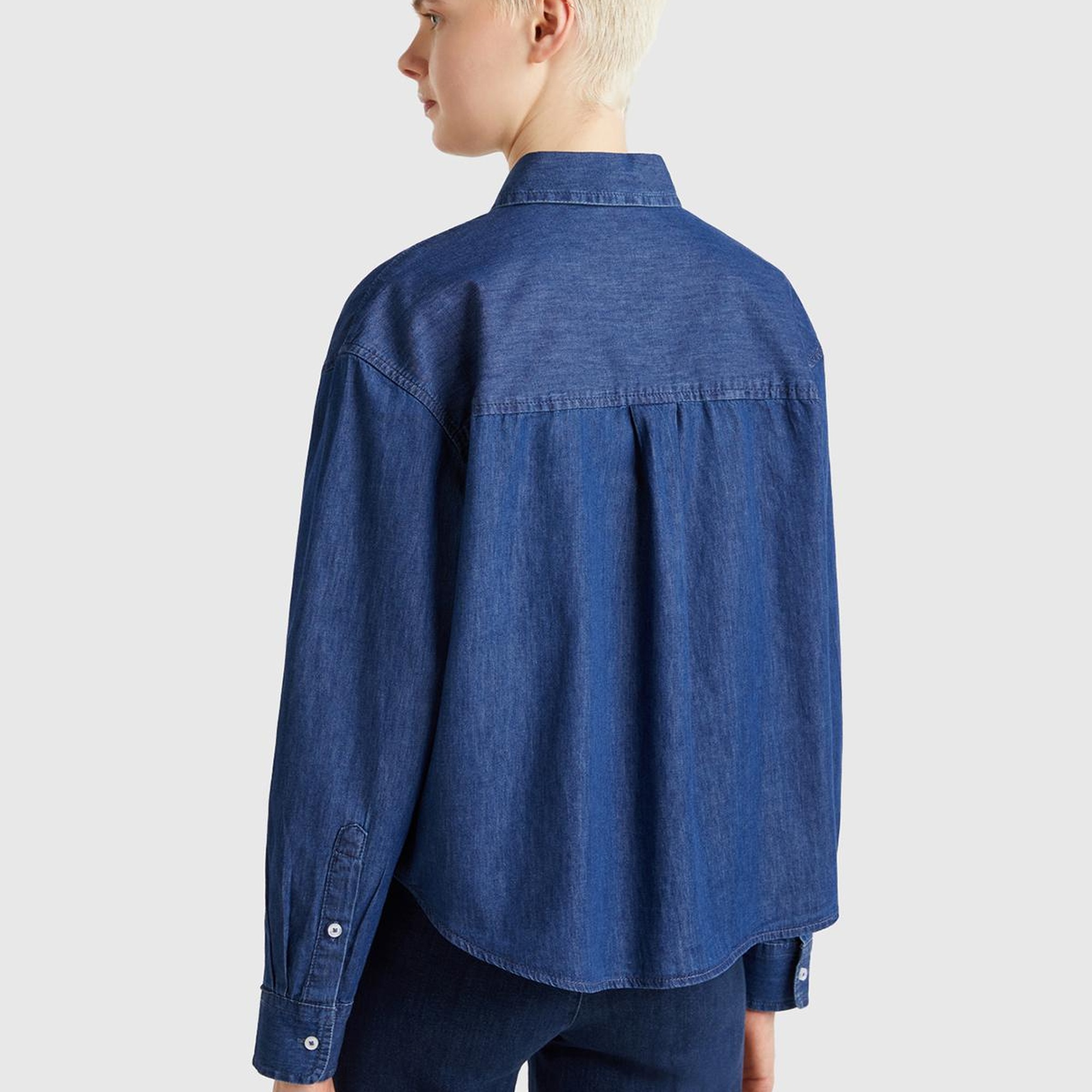 Kadın Koyu Mavi %100 Pamuk Göğüs Cepli Yanları Yuvarlak Kesimli Denim Gömlek