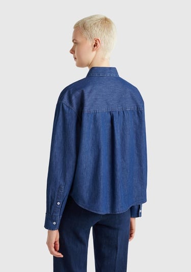  Kadın Koyu Mavi %100 Pamuk Göğüs Cepli Yanları Yuvarlak Kesimli Denim Gömlek