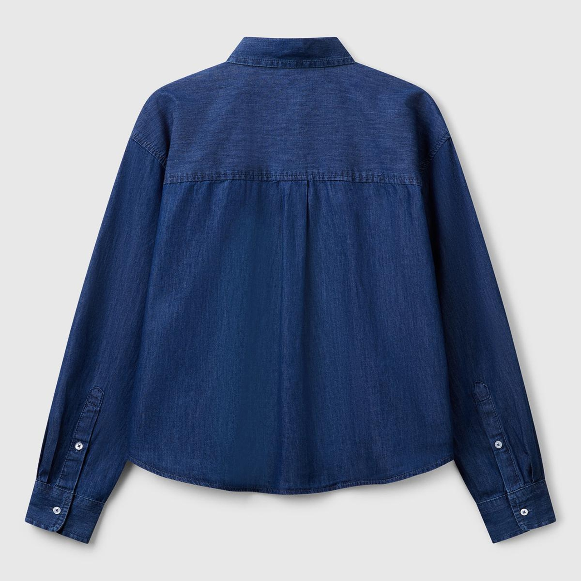 Kadın Koyu Mavi %100 Pamuk Göğüs Cepli Yanları Yuvarlak Kesimli Denim Gömlek