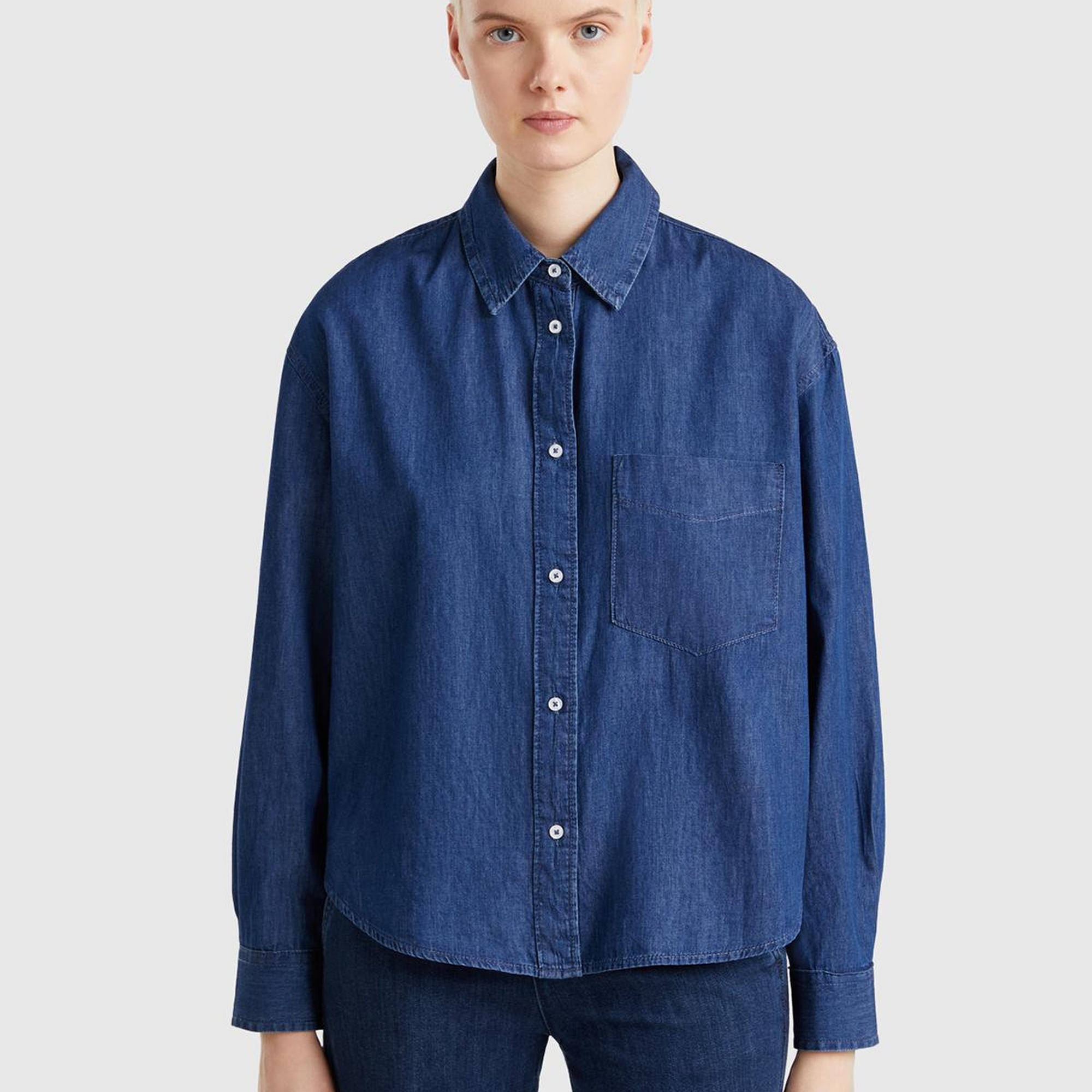 Kadın Koyu Mavi %100 Pamuk Göğüs Cepli Yanları Yuvarlak Kesimli Denim Gömlek