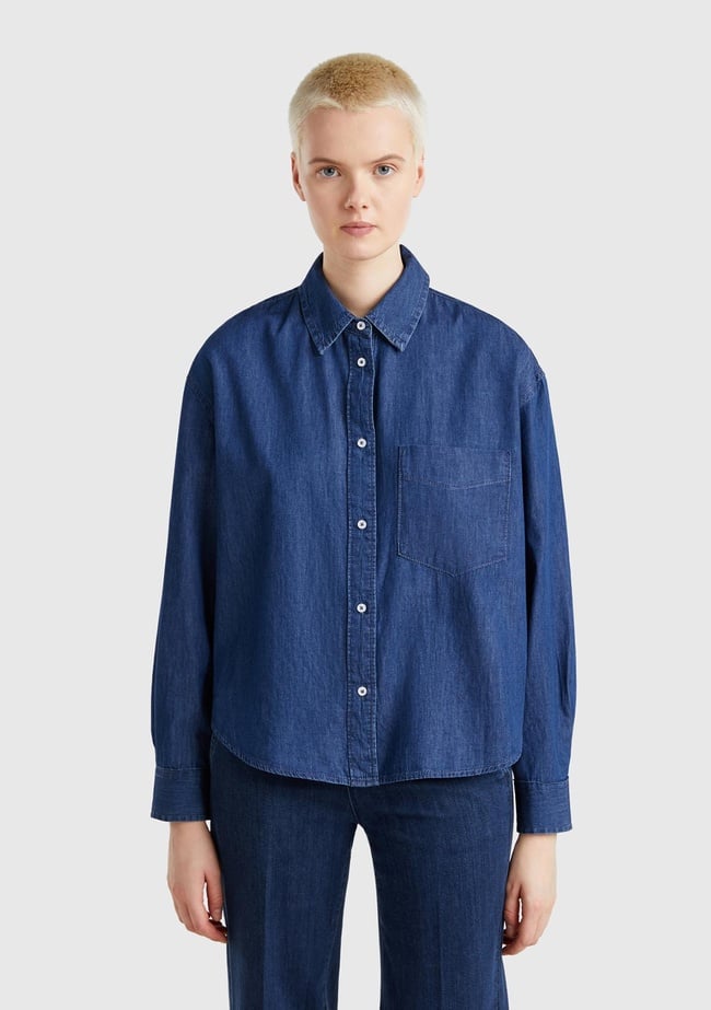  Kadın Koyu Mavi %100 Pamuk Göğüs Cepli Yanları Yuvarlak Kesimli Denim Gömlek