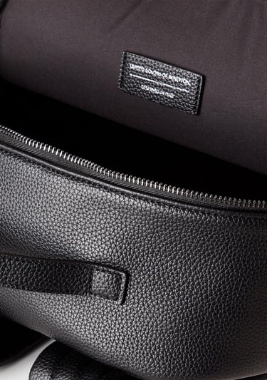  Erkek Siyah Eskitme Efektli Önü Logo Yamalı Fermuarlı Sırt Çantası