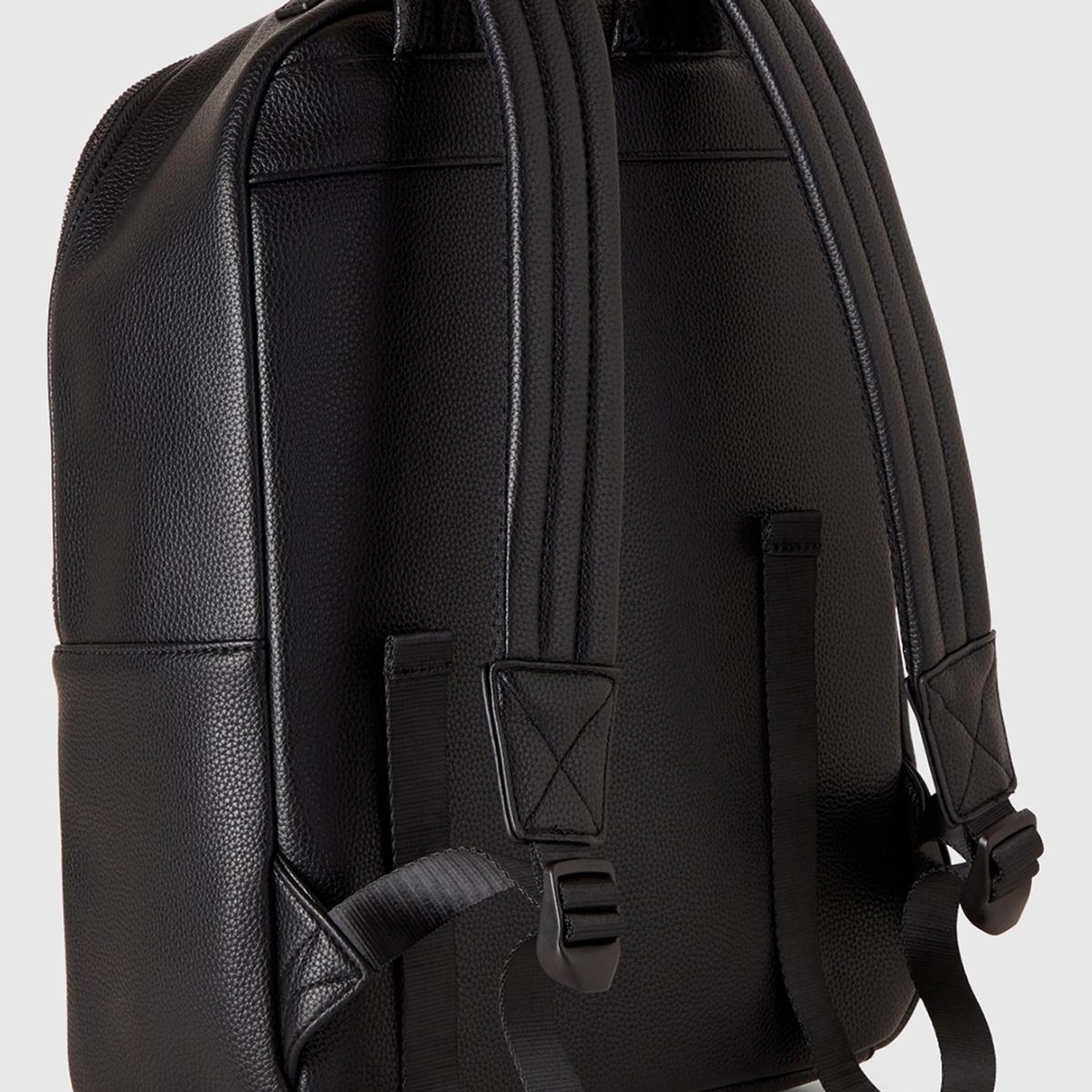 Erkek Siyah Eskitme Efektli Önü Logo Yamalı Fermuarlı Sırt Çantası