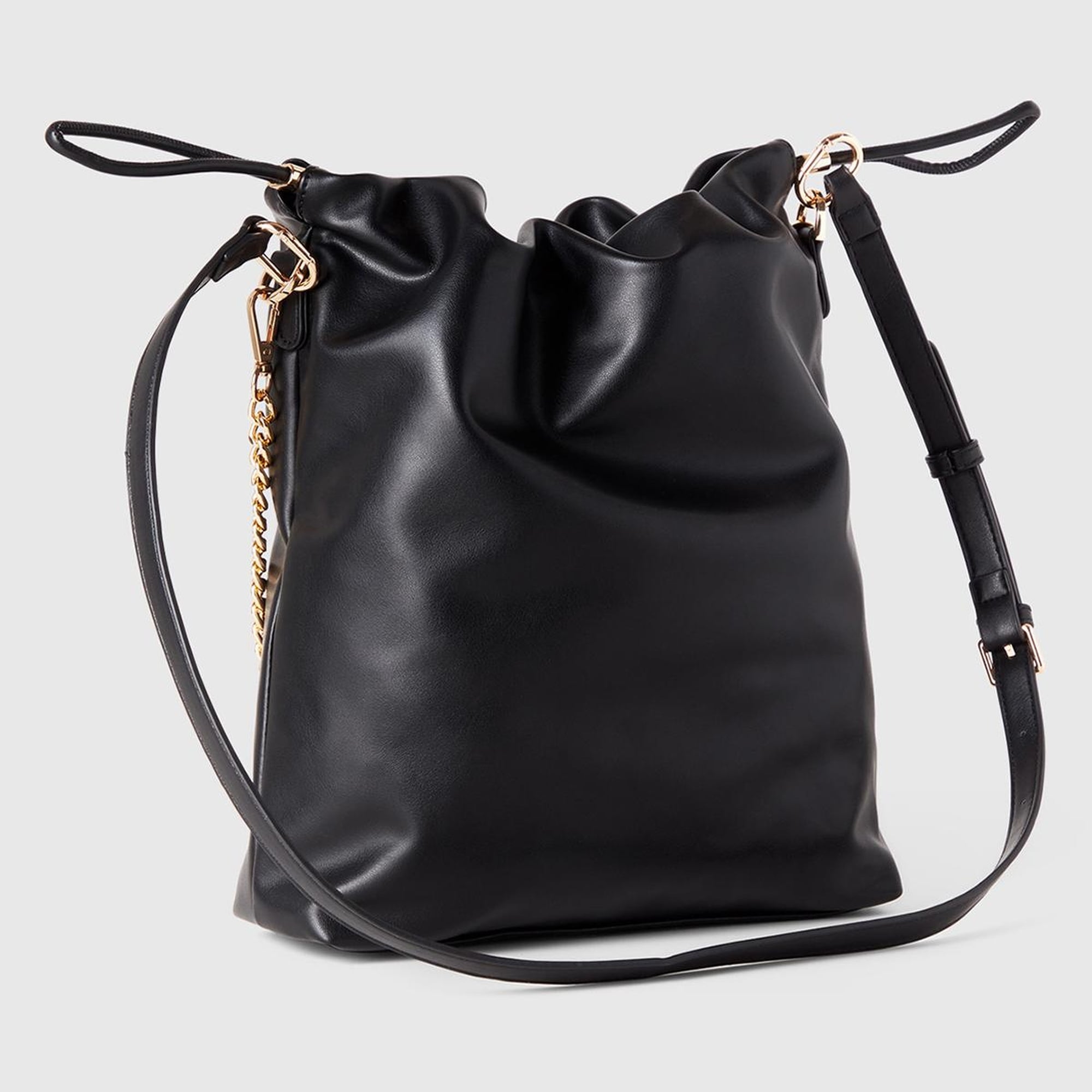 Kadın Siyah Napa Efektli 3D Logolu Zincir Detaylı Büzme İpli Çanta