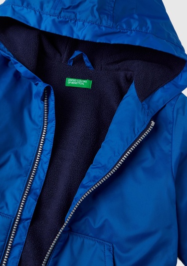  Erkek Çocuk Saks Mavi Benetton Logolu Yağmurluk