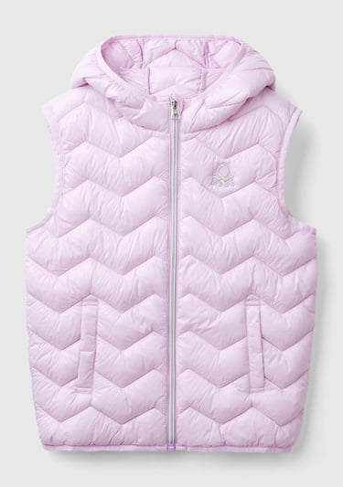  Kız Çocuk Lila Sol Göğsü Logo İşlemeli Yanları Cepli Kapüşonlu Pufa Yelek