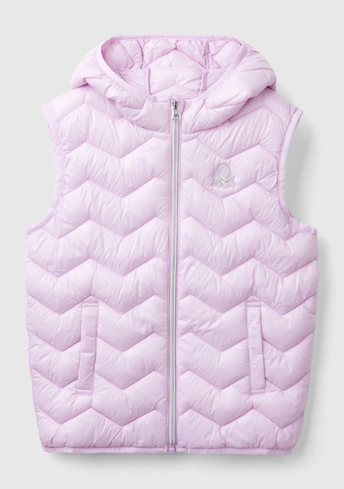  Kız Çocuk Lila Sol Göğsü Logo İşlemeli Yanları Cepli Kapüşonlu Pufa Yelek