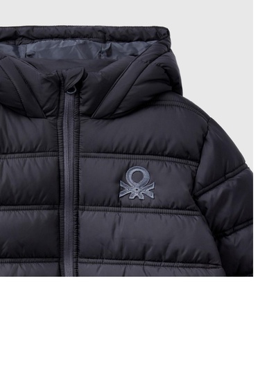  Erkek Çocuk Siyah Logo İşlemeli Pufa Mont