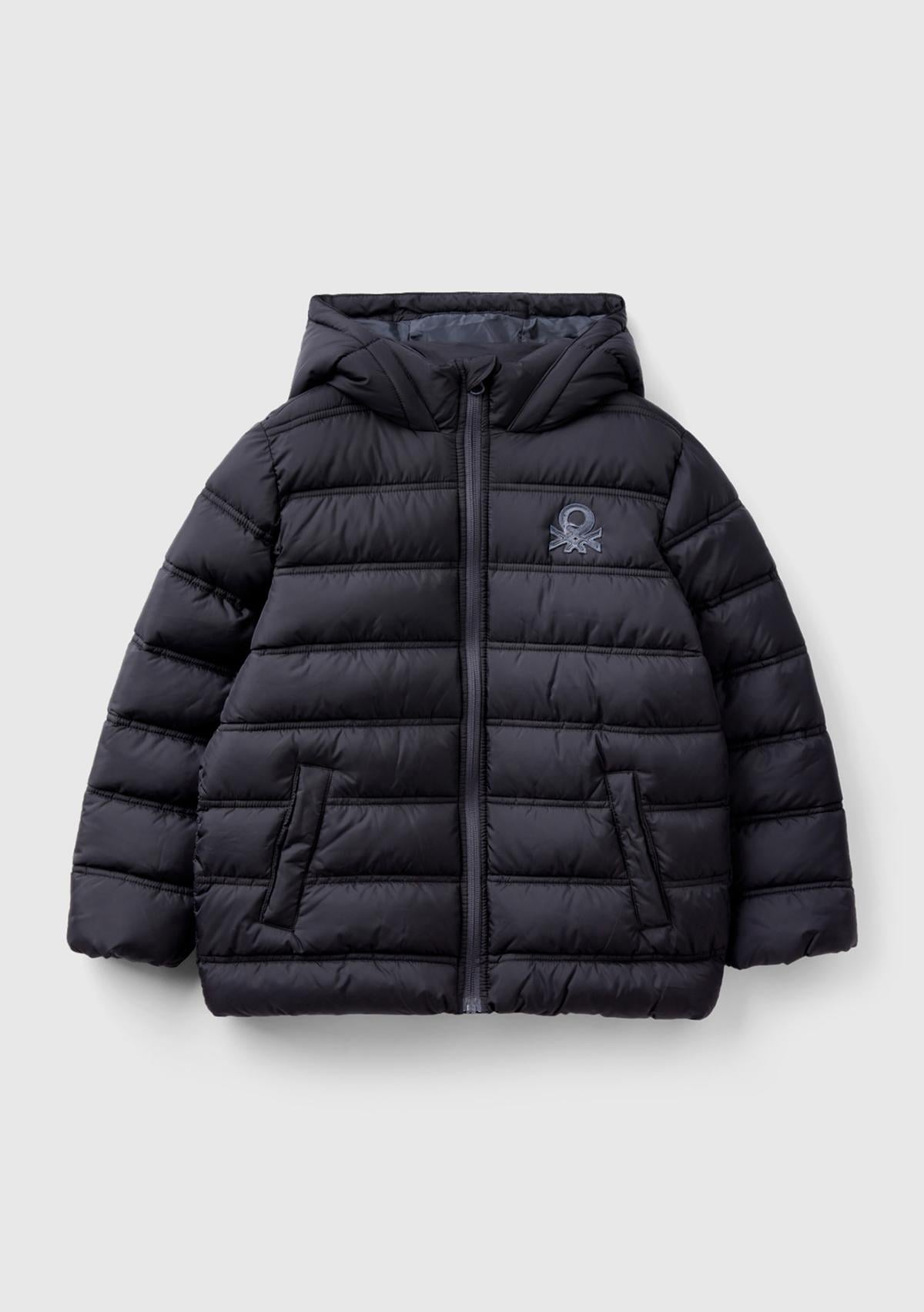  Erkek Çocuk Siyah Logo İşlemeli Pufa Mont