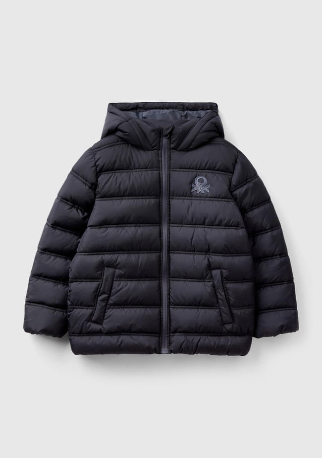  Erkek Çocuk Siyah Logo İşlemeli Pufa Mont