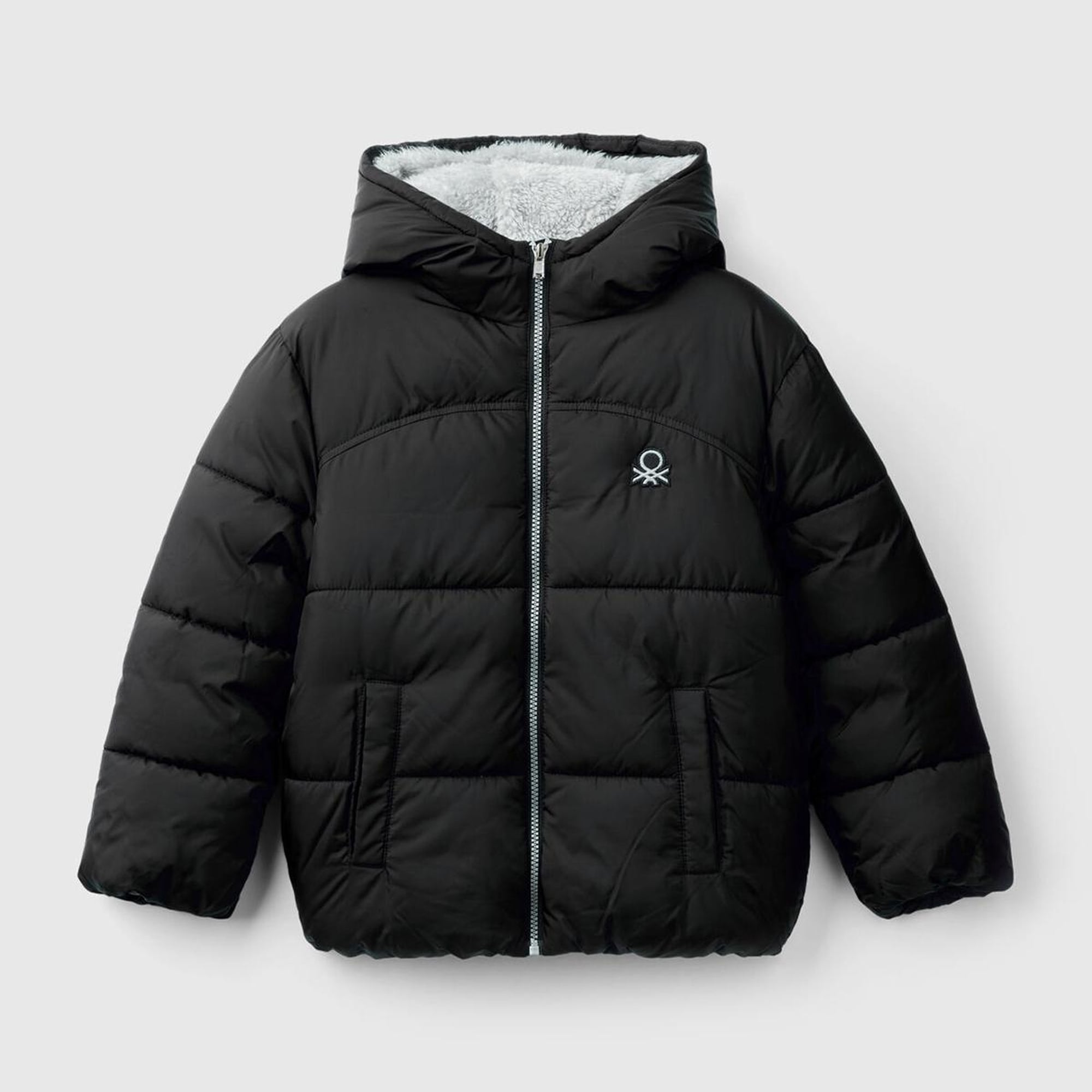 Erkek Çocuk Siyah Sol Göğsü Logo Yamalı Önü Cep Detaylı Pufa Mont